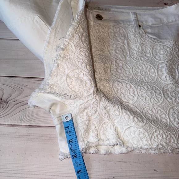 EST. 1946 White Lace Denim Shorts Size 14 Hi Rise Raw Hem Summer Boho Chic - Picture 7 of 7